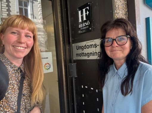 Elsa A-K ungdomsmottagningarna RCV:s utvecklingssamordnare Elsa Sjögren och Anna-Karin Åberg framför en skylt för ungdomsmottagningen.